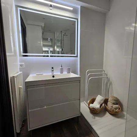 Apartment 2 Pieces Lumineux, Proche Plage, Parking, Clim, Hippodrome *